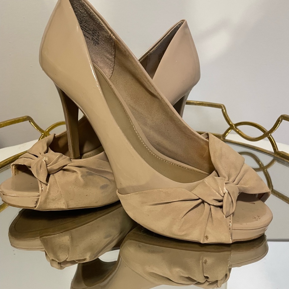 Fioni Cream Peep Toe Pumps with Knot Detail Size 8